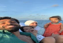 صورة صلاح يصطحب ابنتيه في مباراة ليفربول وكريستال بالاس (صورة)