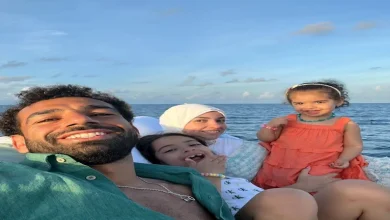 صورة صلاح يصطحب ابنتيه في مباراة ليفربول وكريستال بالاس (صورة)
