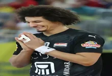 صورة علي زين يحتفل بالفوز بلقب السوبر الأفريقي لكرة اليد مع النادي الأهلي