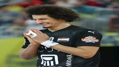 صورة علي زين يحتفل بالفوز بلقب السوبر الأفريقي لكرة اليد مع النادي الأهلي