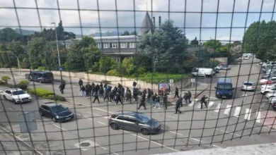 صورة جماهير إشبيلية تقتحم ملعب النادي والشرطة تتدخل.. ما القصة؟ (فيديو)