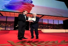 صورة ليوناردو دي كابريو يسلم روبرت دي نيرو جائزة السعفة الذهبية بمهرجان كان | صور