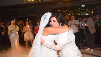 صورة بالصور.. انهيار الفنانة أمل رزق من البكاء بحفل زفاف ابنتها “هيا”