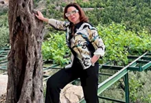 صورة إلهام شاهين تنشر صورا من فوق جبل على إرتفاع 1400 متر من الأرض