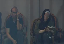 صورة سيد عبد الحفيظ يظهر رفقة زوجته خلال مباراة منتخب الشباب وسيراليون