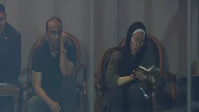 صورة سيد عبد الحفيظ يظهر رفقة زوجته خلال مباراة منتخب الشباب وسيراليون