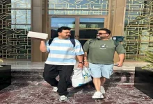 صورة قبل عرض مسرحية “ألف تيتة وتيتة”.. موقف طريف يجمع أكرم حسني ومصطفى غريب