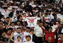 صورة رسائل ساخرة.. قميص زيزو يظهر في مدرجات الزمالك (صور)