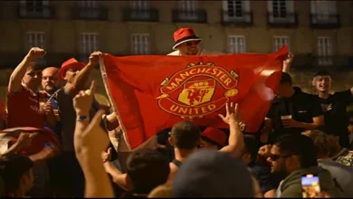صورة اندلاع اشتباكات بين جماهير مانشستر يونايتد وتوتنهام قبل نهائي الدوري ا