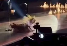 صورة بالفيديو.. شاكيرا تسقط على المسرح بآخر حفلاتها في كندا