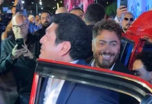 صورة بالصور.. تامر حسني يصل العرض الخاص لفيلم “ريستارت” بسيارة ميكروباص