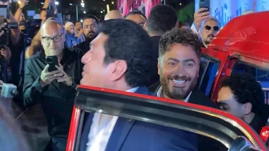 صورة بالصور.. تامر حسني يصل العرض الخاص لفيلم “ريستارت” بسيارة ميكروباص