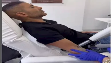 صورة فيديو لـ أحمد سعد لحظة إزالة التاتو من ذراعه..والفنان: “أحسن القرارات”