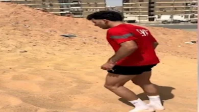 صورة هل يتدرب زيزو على رمال الصحراء رغم انقطاعه عن مران الزمالك؟