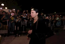 صورة سليم سحاب ودينا يقدمان واجب العزاء في وليد مصطفى زوج كارول سماحة (صور)
