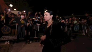 صورة سليم سحاب ودينا يقدمان واجب العزاء في وليد مصطفى زوج كارول سماحة (صور)