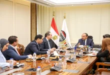 صورة وزير قطاع الأعمال يبحث مع “التأمين الصحي” توفير احتياجاته من خلال الشركات القابضة
