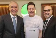 صورة بعد التوقيع مع محمد منير وأحمد سعد.. روتانا تتعاقد مع حكيم (تفاصيل)