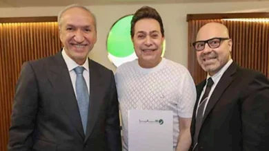 صورة بعد التوقيع مع محمد منير وأحمد سعد.. روتانا تتعاقد مع حكيم (تفاصيل)