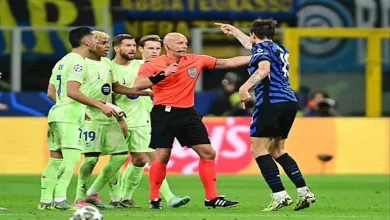 صورة بصق وتراجع في الطرد.. كواليس مشادة لاعبي إنتر ميلان وبرشلونة في دوري الأبطال