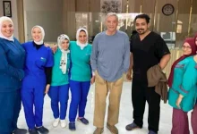 صورة محمود حميدة يزور صبري عبد المنعم بعد وعكته الصحية (صور)