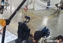 صورة فيديو صادم.. روبوت صيني يخرج عن السيطرة ويهاجم مبرمجيه