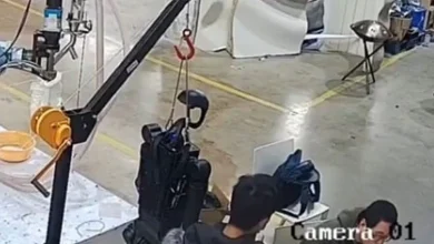 صورة فيديو صادم.. روبوت صيني يخرج عن السيطرة ويهاجم مبرمجيه