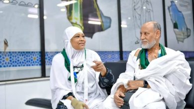 صورة على طريق مكة.. «حبيب وفردوس» من امريكا إلى دكا  أخبار السعودية