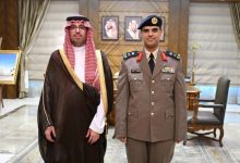 صورة سعود بن جلوي يُقلّد مدير الإدارة العامة للدفاع المدني بجدة رتبته الجديدة  أخبار السعودية
