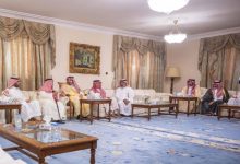 صورة أمير القصيم يعزّي في وفاة حجاج الثنيان  أخبار السعودية