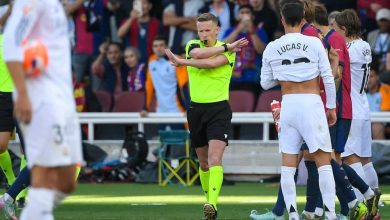 صورة فضيحة في غرفة الـ«VAR» بـ«كلاسيكو» برشلونة وريال مدريد  أخبار السعودية