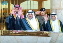 صورة ملك البحرين يصل الرياض وفي مقدمة مستقبليه نائب أمير المنطقة  أخبار السعودية