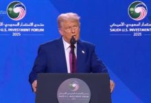صورة ترمب يعلن من الرياض رفع العقوبات عن سورية.. وولي العهد يتفاعل مع لحظة الإعلان  أخبار السعودية