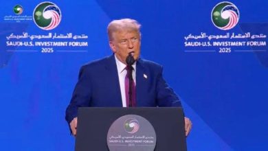 صورة ترمب يعلن من الرياض رفع العقوبات عن سورية.. وولي العهد يتفاعل مع لحظة الإعلان  أخبار السعودية