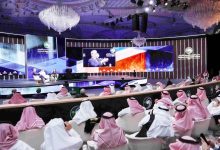 صورة منتدى المليارديرات.. أغنى رجل في العالم يفاجئ المستثمرين بحضوره للرياض  أخبار السعودية