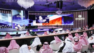 صورة منتدى المليارديرات.. أغنى رجل في العالم يفاجئ المستثمرين بحضوره للرياض  أخبار السعودية