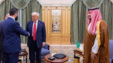 صورة ترمب والشرع يجتمعان في الرياض.. مساعٍ أمريكية لتطبيع العلاقات مع سورية  أخبار السعودية