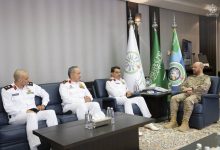 صورة رئيس هيئة الأركان يبحث التعاون مع آمر القوة البحرية الكويتية  أخبار السعودية
