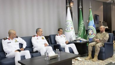 صورة رئيس هيئة الأركان يبحث التعاون مع آمر القوة البحرية الكويتية  أخبار السعودية
