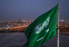 صورة علم المملكة بالدرعية يعتلي أطول سارية في الرياض ليُجسد رمزاً وطنياً وجاذباً سياحياً  أخبار السعودية