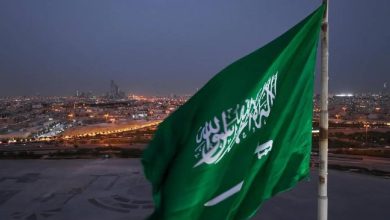 صورة علم المملكة بالدرعية يعتلي أطول سارية في الرياض ليُجسد رمزاً وطنياً وجاذباً سياحياً  أخبار السعودية