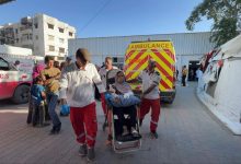 صورة الهلال الأحمر الفلسطيني يخلي 3 مرضى من مستشفى العودة المحاصر رغم الاحتجاز وإطلاق النار قرب سيارات الإسعاف