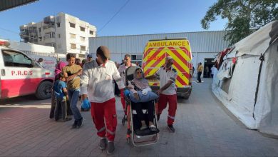 صورة الهلال الأحمر الفلسطيني يخلي 3 مرضى من مستشفى العودة المحاصر رغم الاحتجاز وإطلاق النار قرب سيارات الإسعاف