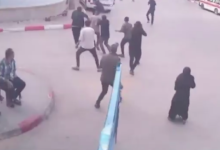 صورة كاميرات المراقبة تظهر لحظة استهداف المدنيين في محيط المستشفى الأوروبي بغزة (فيديو)