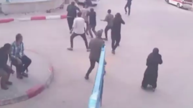 صورة كاميرات المراقبة تظهر لحظة استهداف المدنيين في محيط المستشفى الأوروبي بغزة (فيديو)