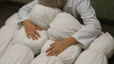 صورة الطبيبة آلاء النجار من مهمة إنقاذ ضحايا الحرب إلى أم مكلومة تفقد تسعة أطفال