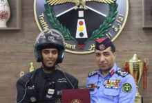 صورة | مدير إدارة السير يكرم عريفا لتعامله السريع مع حريق مركبة في عبدون