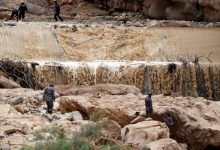 صورة | الأمن العام: العثور على جثتي أم وابنتها من الجنسية البلجيكية فُقدتا جراء السيول في الشوبك
