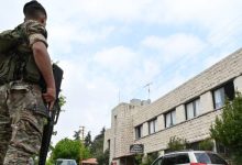 صورة | المخابرات اللبنانية تتسلم من حماس مشتبهًا آخر بإطلاق صواريخ نحو فلسطين المحتلة