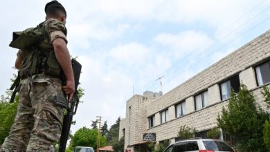 صورة | المخابرات اللبنانية تتسلم من حماس مشتبهًا آخر بإطلاق صواريخ نحو فلسطين المحتلة